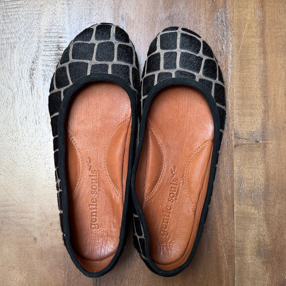 Gentle Souls by Kenneth Cole Black and Tan Patterned Shoes
Gigi

Worn one time